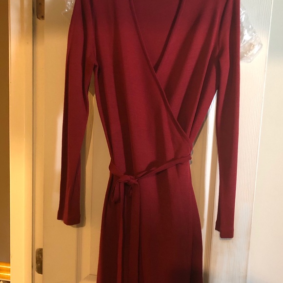 Burgundy wrap dress, size M, fits beautifully - Picture 5 of 5